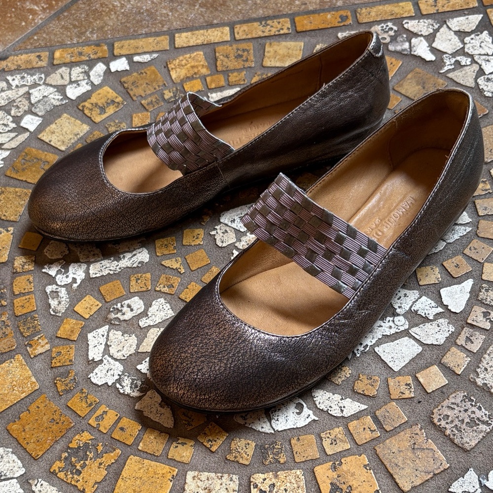 L’amour Des Piedes Metallic Brown Flats with Stretchy Strap
